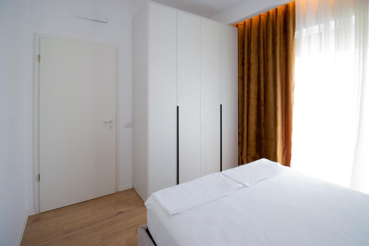 Luxury Rooftop 23 Bed and Breakfast Tirana Exterior foto
