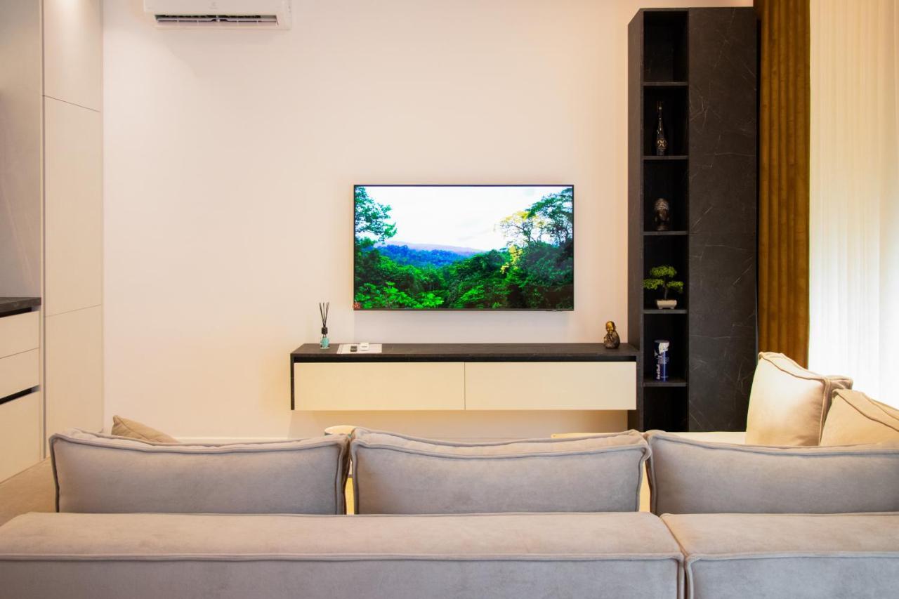 Luxury Rooftop 23 Bed and Breakfast Tirana Exterior foto